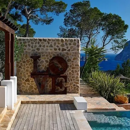 With 6 Bedrooms In *