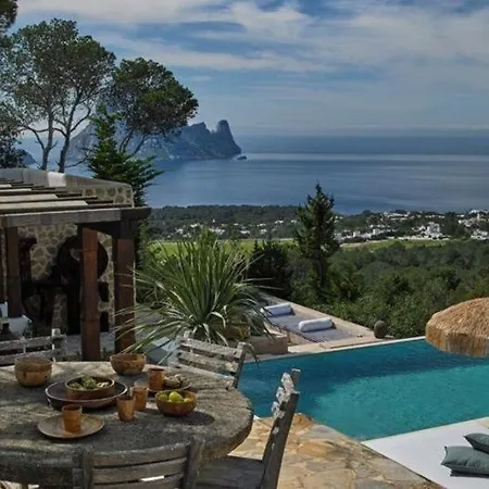With 6 Bedrooms In شقة *